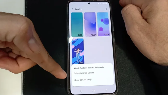 Selecciona el vídeo que deseas usar como fondo de llamada desde tu galería.
