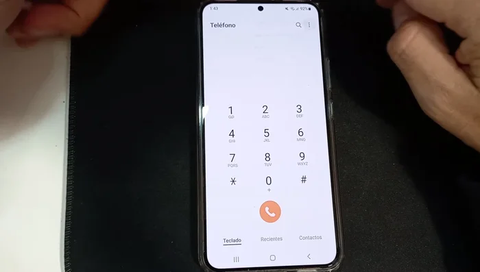 Busca y selecciona "Fondo de pantalla de llamadas".