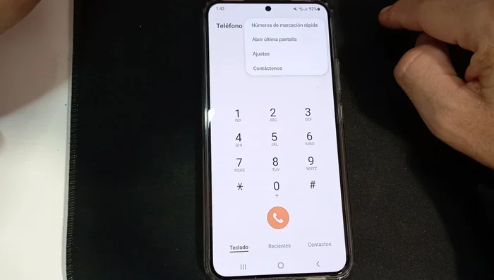 Busca y selecciona "Fondo de pantalla de llamadas".