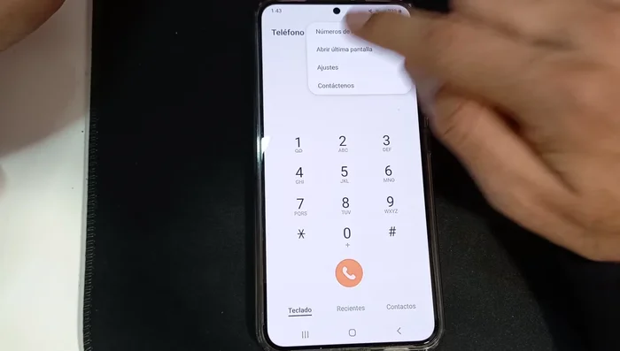 Busca y selecciona "Fondo de pantalla de llamadas".