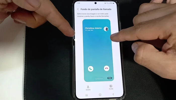 Busca y selecciona "Fondo de pantalla de llamadas".