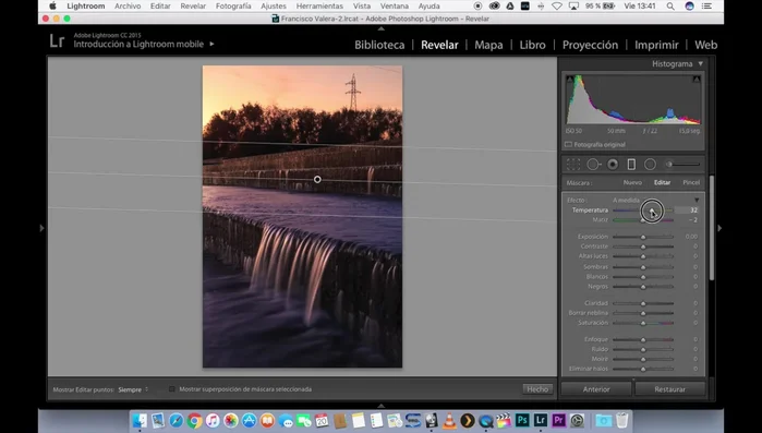 Ajustar el tono del cielo para darle un aspecto más cálido, propio de un atardecer. (temperatura y matiz)