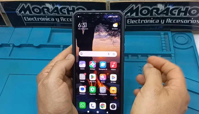 Inicia sesión en tu nuevo teléfono Android con la misma cuenta de Google que usabas en tu teléfono anterior.