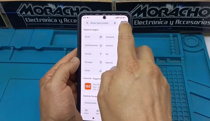 Busca y selecciona 'Administrar dispositivos y apps'.