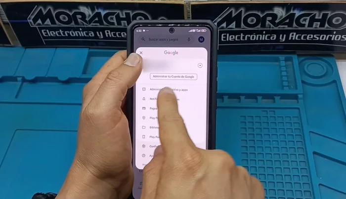 Busca y selecciona 'Administrar dispositivos y apps'.