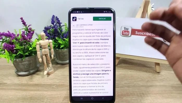Combina las cuatro capas duplicadas y utiliza la herramienta Mover para organizar la tira de película.