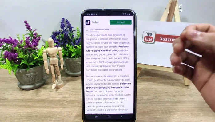 Combina las cuatro capas duplicadas y utiliza la herramienta Mover para organizar la tira de película.