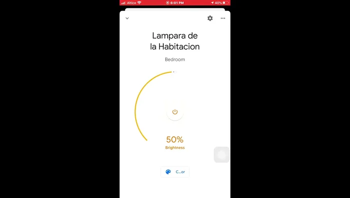 Una vez seleccionada la lámpara, verás un icono que indica que está encendida. Debajo de este icono, encontrarás una paleta de colores o un control para ajustar el color.