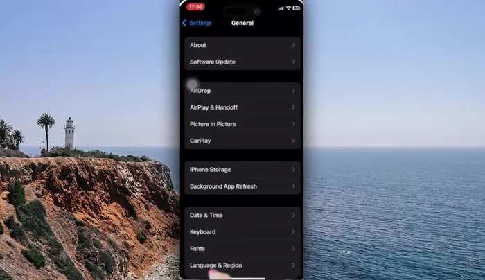 Abre la aplicación de Facebook, pulsa el icono de menú y luego 'Configuración'.