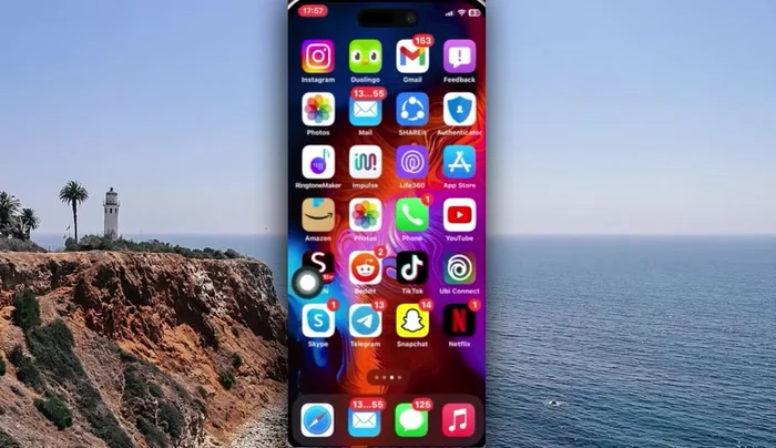 Abre la aplicación de Facebook, pulsa el icono de menú y luego 'Configuración'.