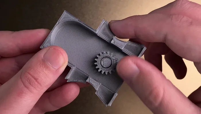 Ajustes Adicionales en Fusion 360: Modificar los brazos para evitar que se salgan del soporte, y ajustar la tapa para un mejor cierre.