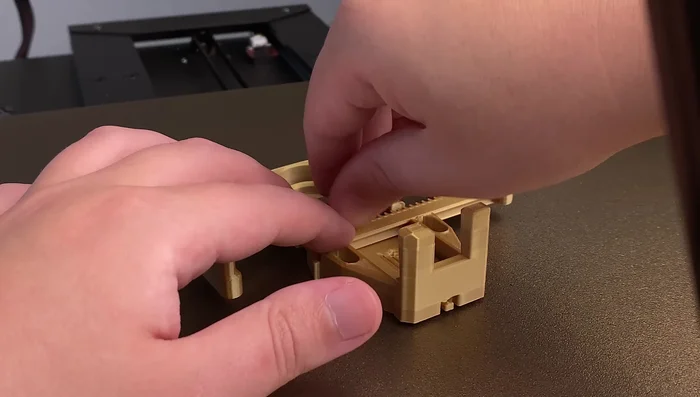 Ensamblaje Final: Armar el soporte con todas las piezas impresas, incluyendo el mecanismo retráctil.