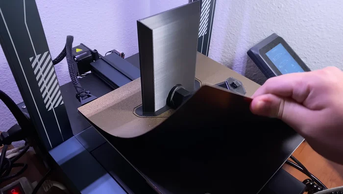 Ajustes Finales y Prueba con el Móvil: Realizar ajustes finales a los brazos y el soporte, y probar la funcionalidad con un móvil.