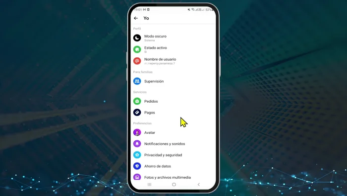 Desliza hacia abajo y pulsa 'Privacidad y seguridad'.