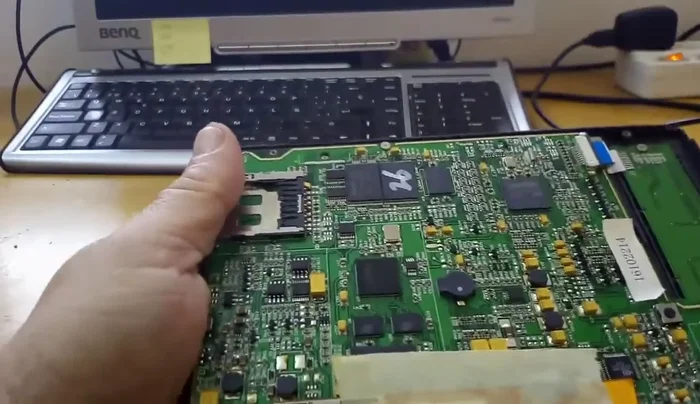 Desmontar el lector y examinar los contactos de la tarjeta SD. Se observa que algunos pines no hacen buen contacto, incluso uno está doblado.