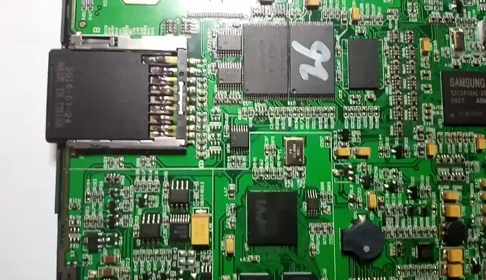 Como solución provisional, se suelda un adaptador Micro SD a SD a los pines de la tarjeta SD para mejorar el contacto. Se verifica la continuidad con un multímetro.