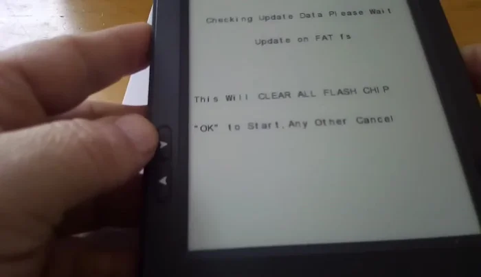 El lector inicia correctamente el proceso de actualización del firmware y se completa con éxito.