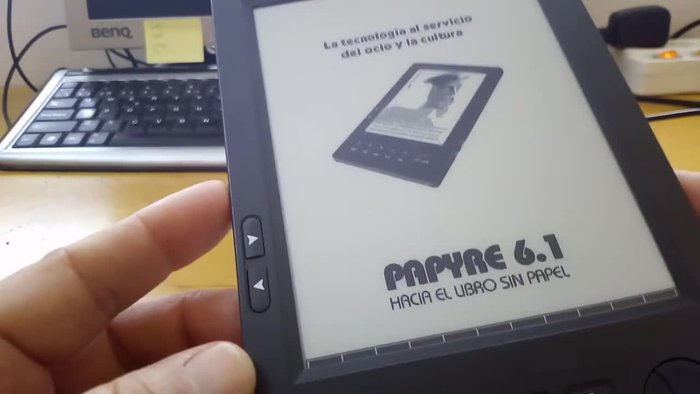 Identificar el problema: El lector está bloqueado en la pantalla inicial y no responde a ninguna acción. Se ha intentado actualizar el firmware desde una tarjeta SD, pero el dispositivo indica que el archivo es inválido.
