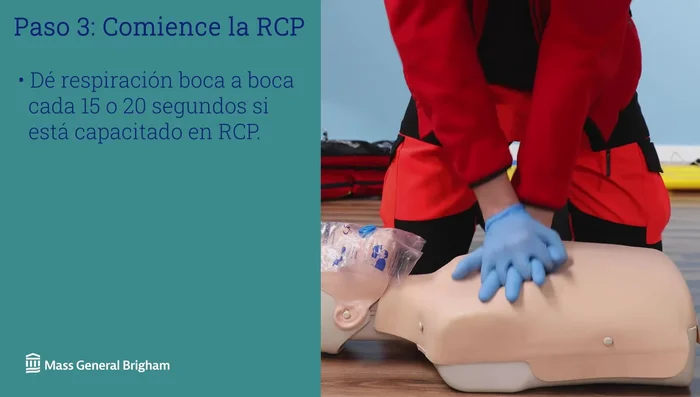 Las personas con entrenamiento en RCP pueden hacer una pausa cada 15 o 20 segundos para dar dos respiraciones de rescate (pellizcando la nariz y soplando en la boca de la persona hasta que su pecho suba y baje).
