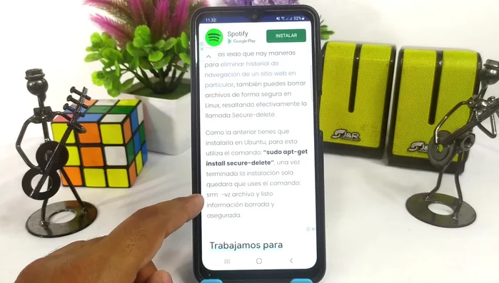 Utilizar el comando `srm <ruta_del_archivo>` para borrar el archivo de forma segura.