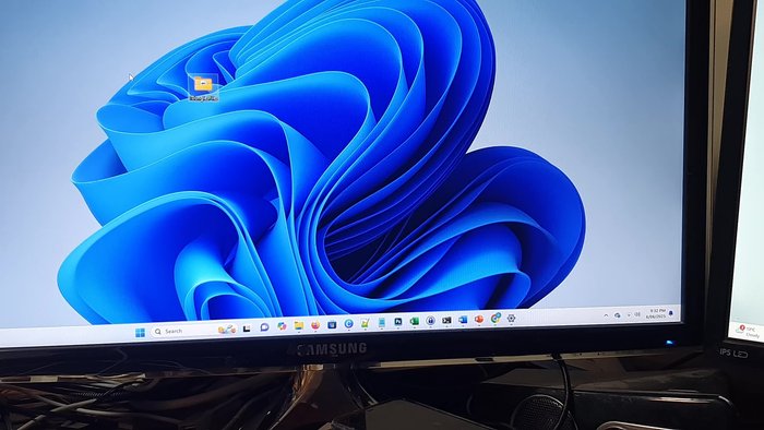 En Wi-Fi, seleccionar la red y alternar entre 'Red privada' y 'Red pública', intentando la conexión con el iPhone después de cada cambio.