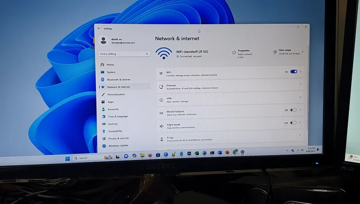 En Wi-Fi, seleccionar la red y alternar entre 'Red privada' y 'Red pública', intentando la conexión con el iPhone después de cada cambio.