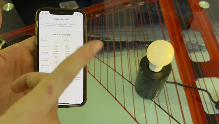 En la aplicación, pulsa "Añadir dispositivo", selecciona "Iluminación" y luego "Fuente de luz Wi-Fi".