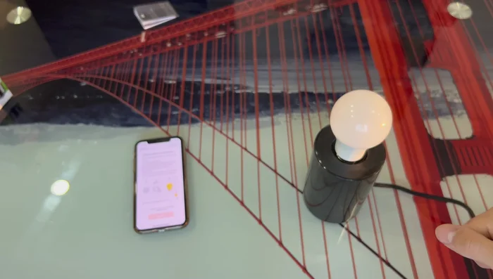 Enciende y apaga la bombilla tres veces rápidamente para que empiece a parpadear. Esto activa el modo de emparejamiento.