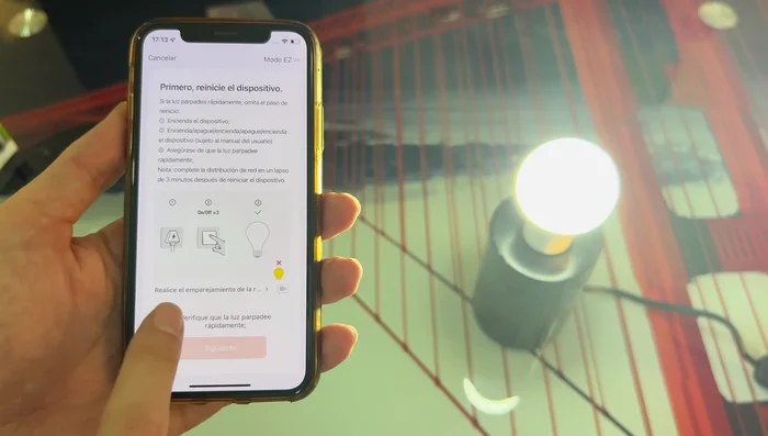 Espera a que la aplicación complete el proceso de vinculación de la bombilla.