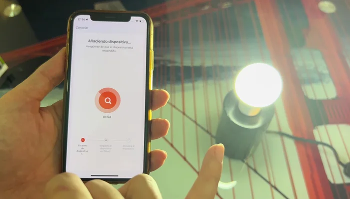 Espera a que la aplicación complete el proceso de vinculación de la bombilla.