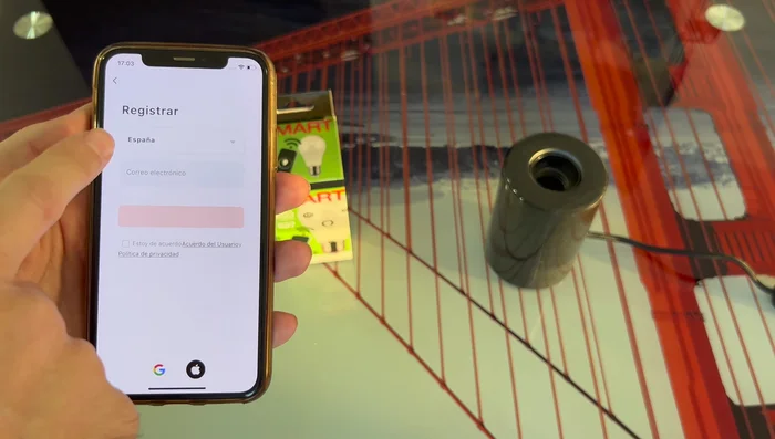 Verificar tu correo electrónico con el código recibido y establecer una contraseña.
