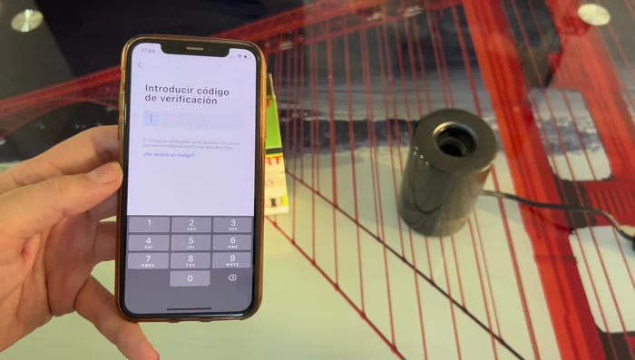 Verificar tu correo electrónico con el código recibido y establecer una contraseña.