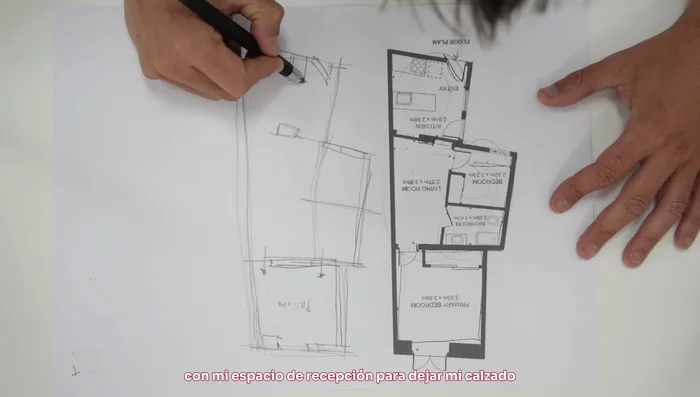 Crear un espacio de entrada funcional con zona para dejar calzado y abrigos.