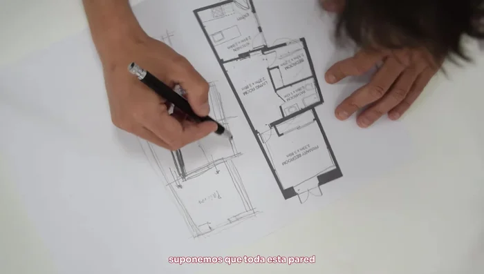 Reubicar el baño para mejor funcionalidad; se propone un baño en suite para el dormitorio principal y otro baño común.