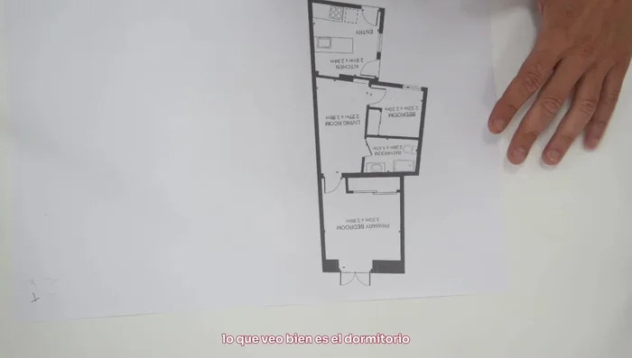 Mantener el dormitorio principal en su ubicación original si es posible, priorizando su espacio y orientación.