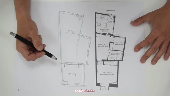 Crear un espacio de entrada funcional con zona para dejar calzado y abrigos.