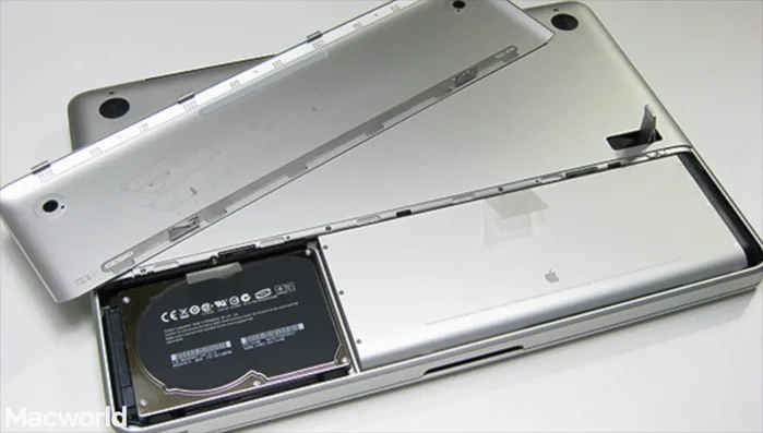 Restablece el controlador de gestión del sistema: Apaga el ordenador, conecta el cable de alimentación, mantén pulsadas Mayúsculas + Control + Opción mientras presionas el botón de encendido durante 10 segundos. Suelta las teclas y vuelve a encender.