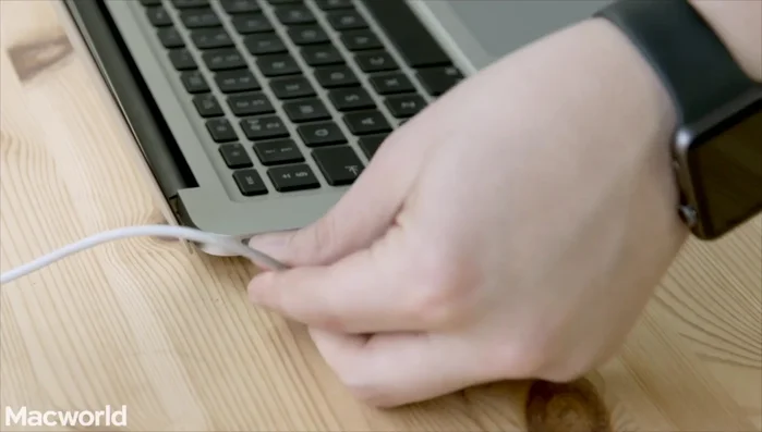 Restablece el controlador de gestión del sistema: Apaga el ordenador, conecta el cable de alimentación, mantén pulsadas Mayúsculas + Control + Opción mientras presionas el botón de encendido durante 10 segundos. Suelta las teclas y vuelve a encender.