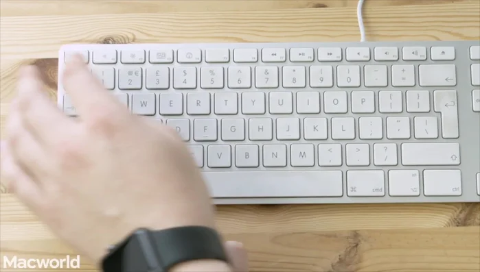 Mantén pulsadas las teclas Comando + Alt + Escape y selecciona la app en la ventana que aparece.