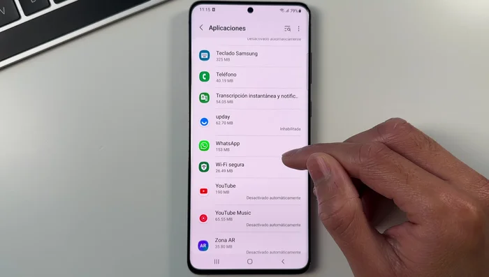 Selecciona la aplicación (ej: WhatsApp).