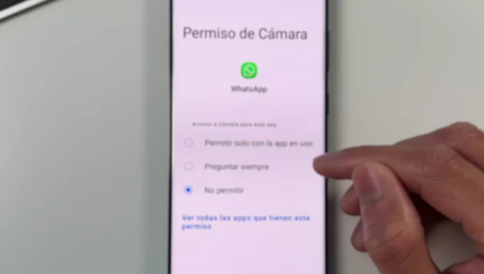 Elige la opción deseada: 'Permitir solo con la app en uso', 'Preguntar siempre', o 'No permitir'.