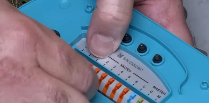 Conectar una electroválvula maestra (si la hay) a las conexiones amarillas del Smart System.