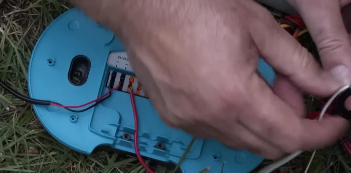 Conectar una electroválvula maestra (si la hay) a las conexiones amarillas del Smart System.