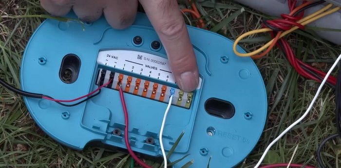 Conectar una electroválvula maestra (si la hay) a las conexiones amarillas del Smart System.