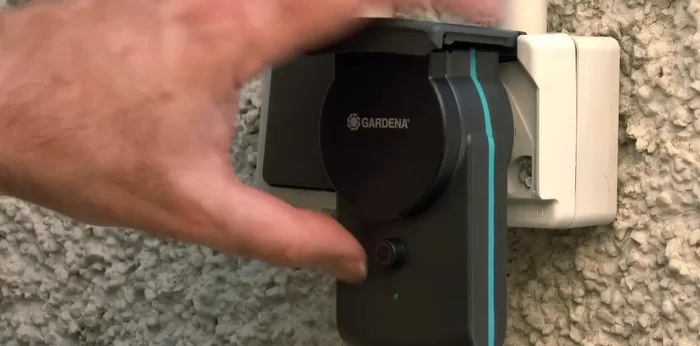 Conectar el enchufe inteligente Gardena al Smart System para controlar dispositivos eléctricos (luces, bombas, etc.) con un consumo hasta 3000 vatios.