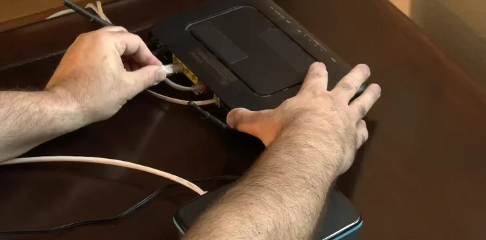 Instalar la aplicación Gardena y conectar el Smart System al router de casa.