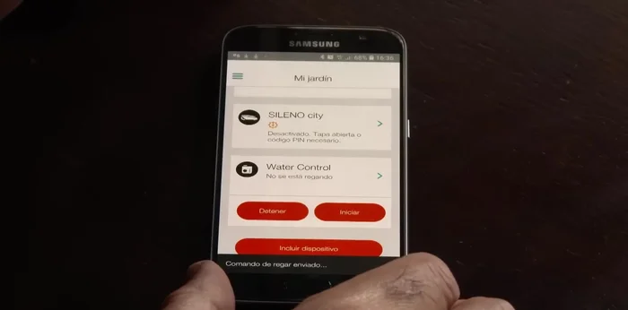 Activar los dispositivos a través de la aplicación, ajustando horarios y duración del riego.