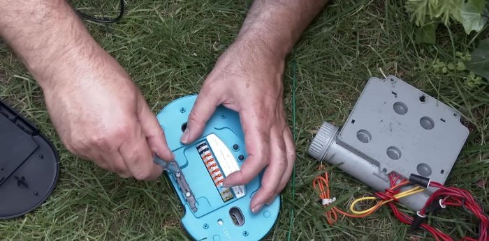 Conectar una electroválvula maestra (si la hay) a las conexiones amarillas del Smart System.