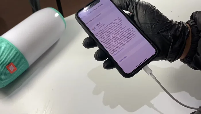 Presionar "Instalar ahora" una vez que el teléfono esté suficientemente cargado.