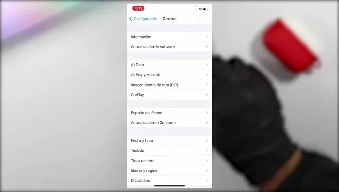 Seleccionar iOS 15 e iniciar la descarga: Omite actualizaciones anteriores para instalar directamente iOS 15.